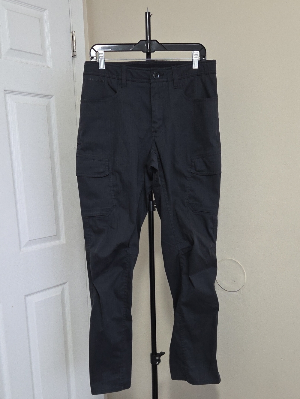 Under Armour Men's Black Cargo Pants with Multi-Pocket Design